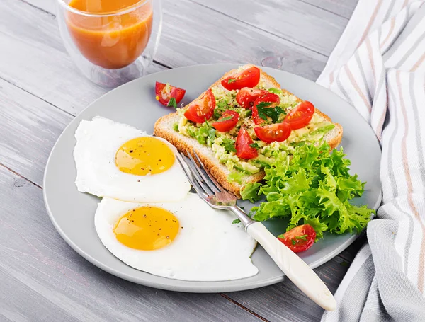 Frühstück Spiegelei Gemüsesalat Und Ein Gegrilltes Avocado Sandwich Auf Grauem — Stockfoto