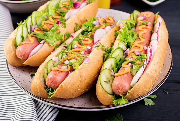Hotdog Met Worst Komkommer Radijs Sla Donkere Houten Achtergrond Zomer — Stockfoto