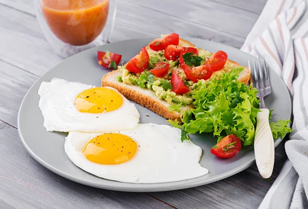Kahvaltı Kızarmış Yumurta Sebze Salatası Gri Bir Arka Plan Üzerinde — Stok fotoğraf