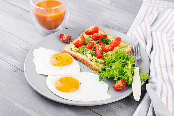 Kahvaltı Kızarmış Yumurta Sebze Salatası Gri Bir Arka Plan Üzerinde — Stok fotoğraf