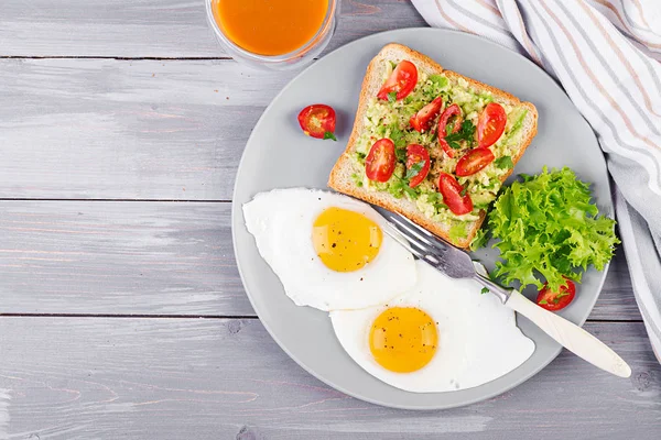 Kahvaltı Kızarmış Yumurta Sebze Salatası Gri Arka Planda Izgara Avokado — Stok fotoğraf