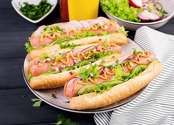 Hot Dog Mit Wurst Gurke Rettich Und Salat Auf Dunklem — Stockfoto