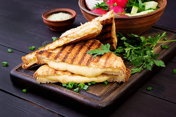 American Hot Cheese Sandwich Homemade Grilled Cheese Sandwich Breakfast — Stock Photo, Image