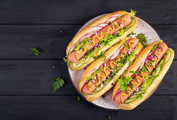 Hot Dog Kolbásszal Uborka Retek Saláta Sötét Fából Készült Háttérrel — Stock Fotó