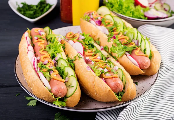 Hot Dog Con Salsiccia Cetriolo Ravanello Lattuga Fondo Legno Scuro — Foto Stock