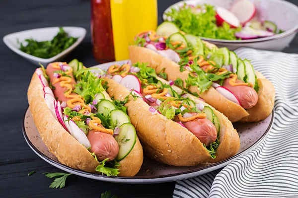 Hot Dog Cârnați Castraveți Ridiche Salată Verde Fundal Din Lemn — Fotografie, imagine de stoc