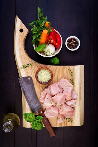 Filetes Peito Frango Cru Tábua Corte Madeira Com Ervas Especiarias — Fotografia de Stock