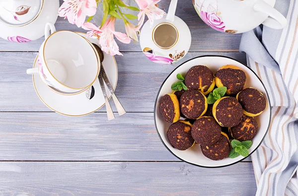 Shu Cake Profiterolo Saporito Con Crema Sul Piatto Piatto Vista — Foto Stock