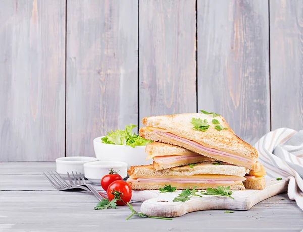 Club Sandwich Panini Med Skinka Ost Och Sallad Välsmakande Frukost — Stockfoto
