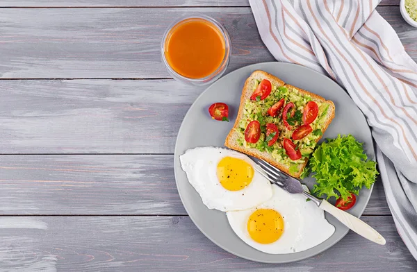 Kahvaltı Kızarmış Yumurta Sebze Salatası Gri Arka Planda Izgara Avokado — Stok fotoğraf
