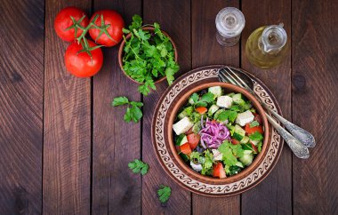 Kiraz domates, brie peynir, salatalık, kişniş ve kırmızı soğan ile Vejetaryen salata. Amerikan mutfağı. Üst te. Düz yatıyordu