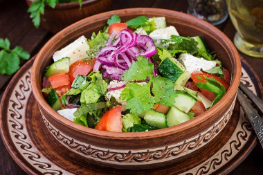 Kiraz domates, brie peynir, salatalık, kişniş ve kırmızı soğan ile Vejetaryen salata. Amerikan mutfağı.