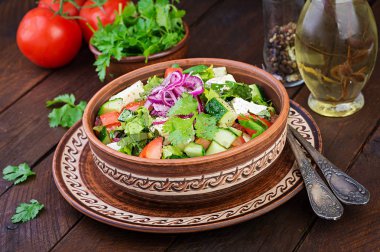 Kiraz domates, brie peynir, salatalık, kişniş ve kırmızı soğan ile Vejetaryen salata. Amerikan mutfağı.