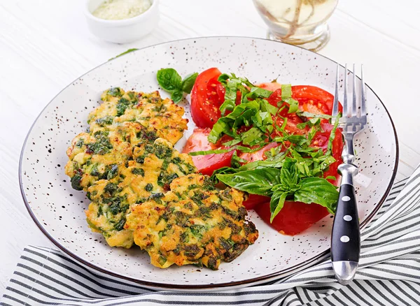 Bife Assado Filé Frango Picado Com Espinafre Prato Salada Tomate — Fotografia de Stock