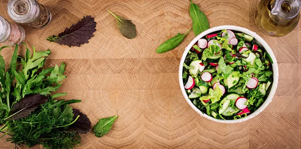 Insalata Fresca Cetrioli Ravanelli Erbe Aromatiche Piatto Vista Dall Alto — Foto Stock