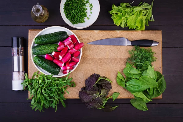 Zutaten Für Frischen Salat Aus Gurken Radieschen Und Kräutern Flach — Stockfoto
