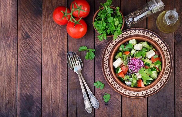 Ensalada Vegetariana Con Tomate Cherry Queso Brie Pepino Cilantro Cebolla — Foto de Stock