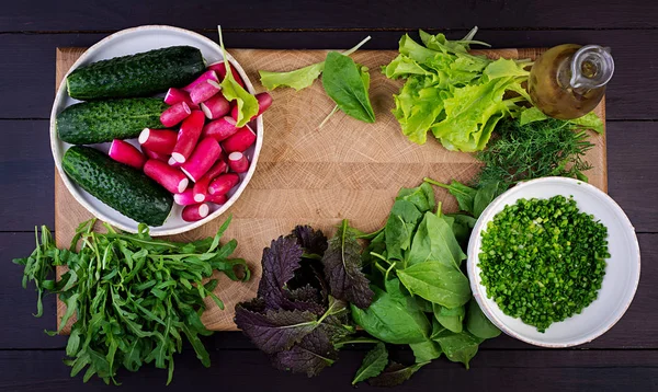 Zutaten Für Frischen Salat Aus Gurken Radieschen Und Kräutern Flach — Stockfoto