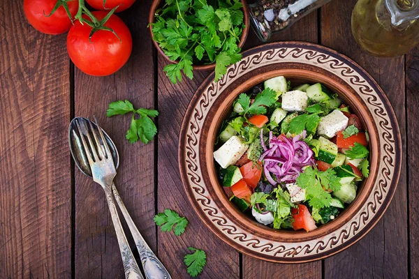 Vegetarisk Sallad Med Körsbärstomat Brie Ost Gurka Koriander Och Rödlök — Stockfoto