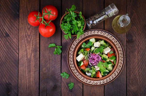 Salada Vegetariana Com Tomate Cereja Queijo Brie Pepino Coentro Cebola — Fotografia de Stock