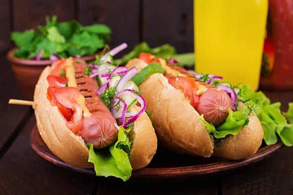 Hotdog Met Worst Komkommer Tomaat Sla Donkere Houten Achtergrond Zomer — Stockfoto