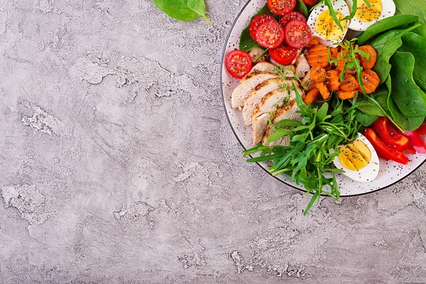 Plate Egy Keto Étrend Élelmiszer Cseresznyeparadicsom Csirkemell Tojás Sárgarépa Saláta — Stock Fotó