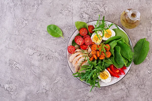 Placa Con Alimento Dieta Keto Tomates Cherry Pechuga Pollo Huevos —  Fotos de Stock