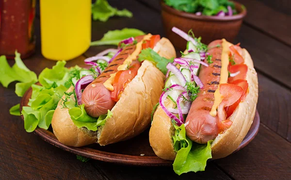 Hot Dog Kolbásszal Uborka Paradicsom Saláta Sötét Fából Készült Háttérrel — Stock Fotó