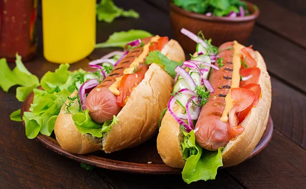 Korv Gurka Tomat Och Sallad Mörk Trä Bakgrund Sommar Hotdog — Stockfoto