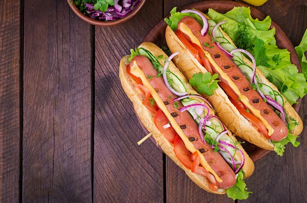 Cachorro Quente Com Salsicha Pepino Tomate Alface Sobre Fundo Madeira — Fotografia de Stock