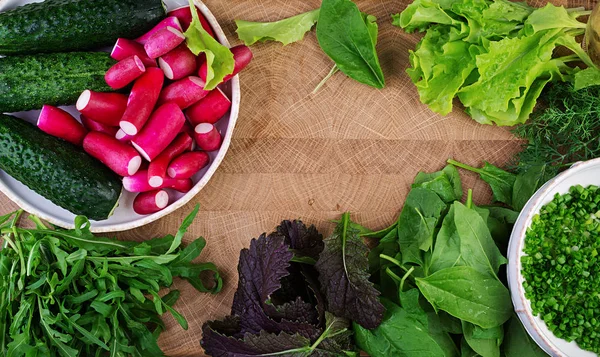 Ingredientes Para Ensalada Fresca Pepinos Rábanos Hierbas Acostado Vista Superior — Foto de Stock