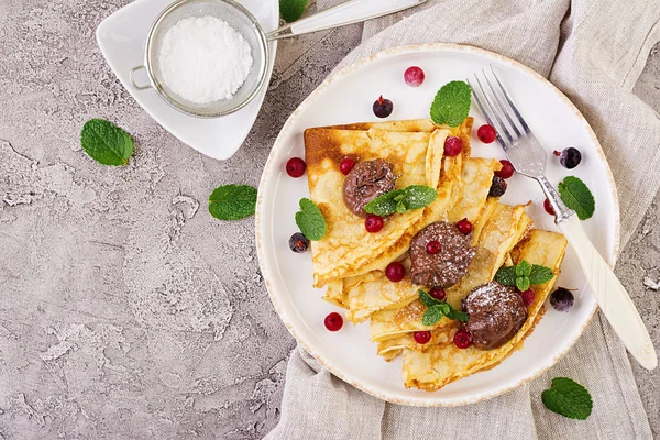 Crêpes Aux Baies Chocolat Décorées Feuilles Menthe Bon Petit Déjeuner — Photo