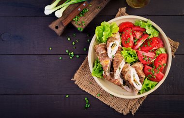 Lezzetli tavuk rulo pastırma şeritler sarılmış peynir ve ıspanak ile doldurulmuş. Üstte görüntü