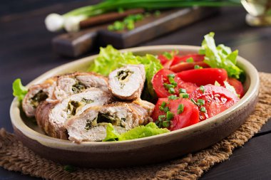 Lezzetli tavuk rulo pastırma şeritler sarılmış peynir ve ıspanak ile doldurulmuş.