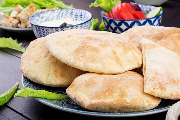 Pita Recheado Com Frango Tomate Alface Sobre Fundo Madeira Cozinha — Fotografia de Stock