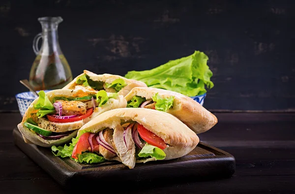 Pita Rellena Pollo Tomate Lechuga Sobre Fondo Madera Cocina Oriente — Foto de Stock