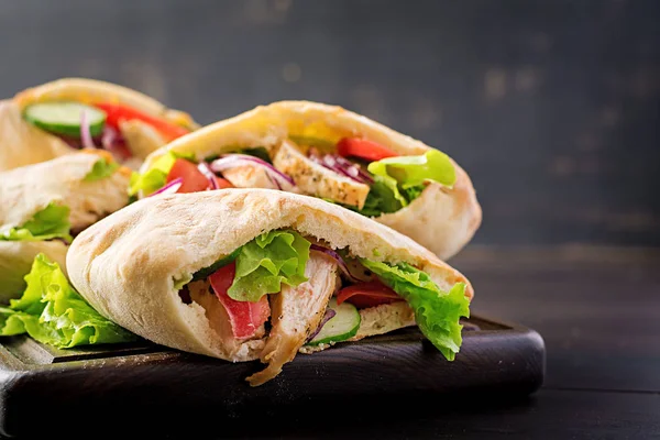 Pita Recheado Com Frango Tomate Alface Sobre Fundo Madeira Cozinha — Fotografia de Stock