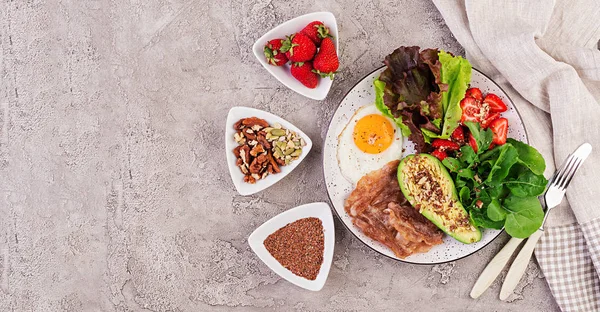 Plate Egy Keto Étrend Élelmiszer Tükörtojás Bacon Avokádó Sült Saláta — Stock Fotó