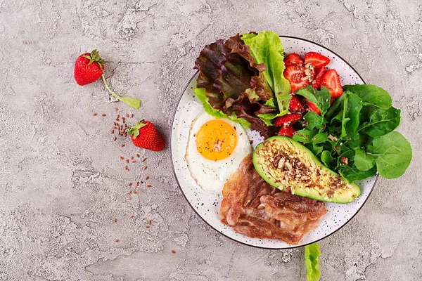 Plate Egy Keto Étrend Élelmiszer Tükörtojás Bacon Avokádó Sült Saláta — Stock Fotó