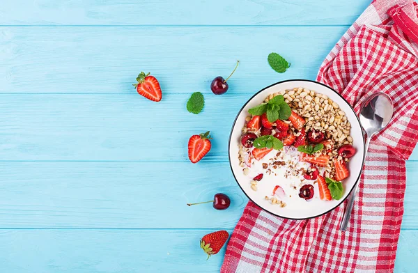 Petit Déjeuner Sain Granola Fraises Cerise Noix Yaourt Dans Bol — Photo