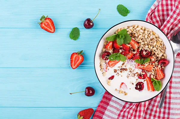 Micul Dejun Sănătos Granola Căpșunile Cireșele Nucile Iaurtul Într Castron — Fotografie, imagine de stoc