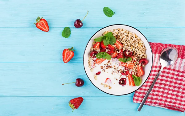 Petit Déjeuner Sain Granola Fraises Cerise Noix Yaourt Dans Bol — Photo