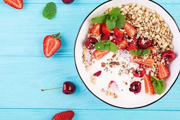 Café Manhã São Granola Morangos Cereja Nozes Iogurte Boliche Uma — Fotografia de Stock