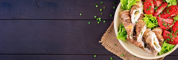 Deliciosos rollos de pollo rellenos de queso y espinacas envueltos — Foto de Stock