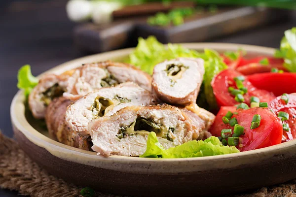 Deliziosi Involtini Pollo Ripieni Formaggio Spinaci Avvolti Strisce Pancetta — Foto Stock