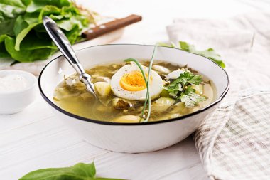 Beyaz kase de sorrel yeşil çorba.