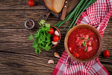 Kasede geleneksel Ukrayna Rus borş veya kırmızı çorba. Üstte görüntü