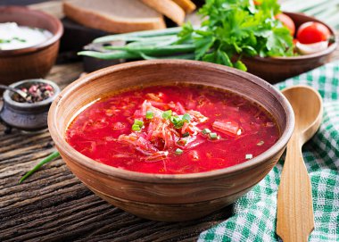 Geleneksel Ukrayna Rus çorbası ya da kasede kırmızı çorba..