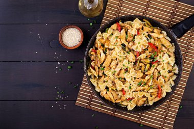 Tavada tavuk, makarna farfalle, kabak, tatlı biber ve yeşil soğan karıştırın. Üst te. Asya mutfağı