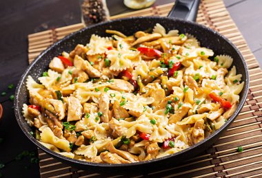 Tavada tavuk, makarna farfalle, kabak, tatlı biber ve yeşil soğan karıştırın. Asya mutfağı